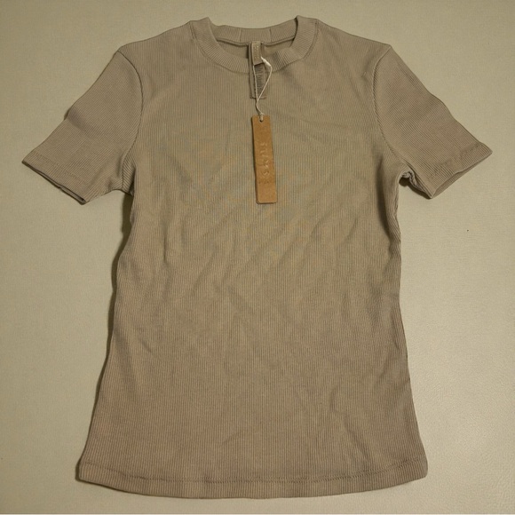 SKIMS Cotton Rib T-Shirt |Latte |XS ☕✨ - Picture 2 of 4